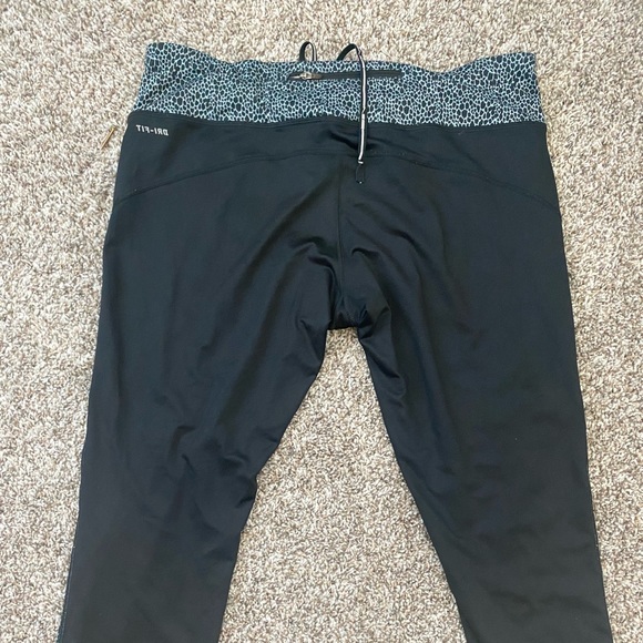 NIKE LEGGINGS PERFECT FOR THE GYM. - Picture 2 of 4